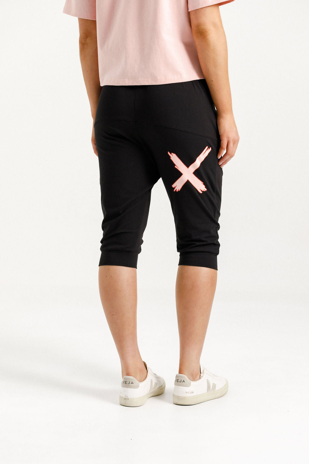 3/4 Apartment Pants - Black with Blossom Berry X